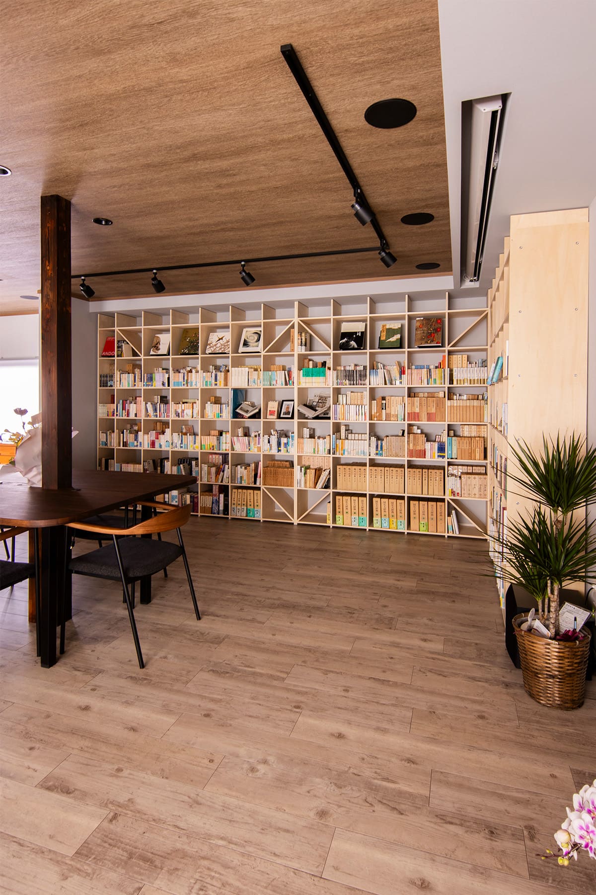 白井正雄記念館 ともす図書館 - Shelf 壁一面の本棚 奥行350 - マルゲリータお客様事例
