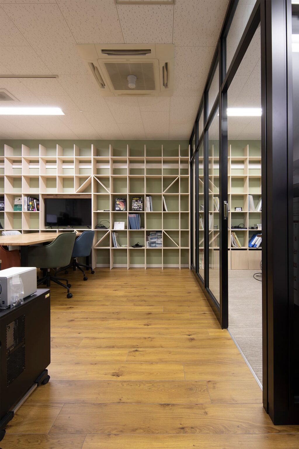 名古屋大学環境医学研究所の本棚 - Shelf 壁一面の本棚 奥行350mm - マルゲリータお客様事例