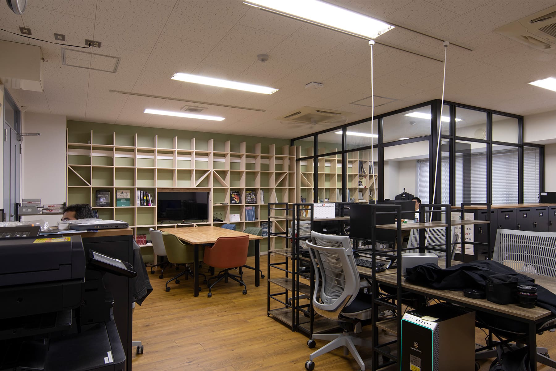 名古屋大学環境医学研究所の本棚 - Shelf 壁一面の本棚 奥行350mm - マルゲリータお客様事例