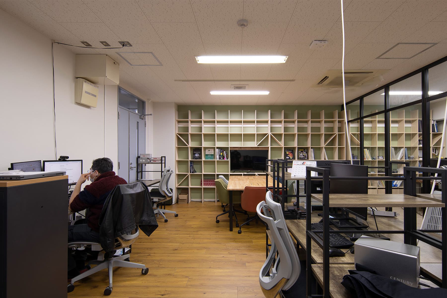 名古屋大学環境医学研究所の本棚 - Shelf 壁一面の本棚 奥行350mm - マルゲリータお客様事例