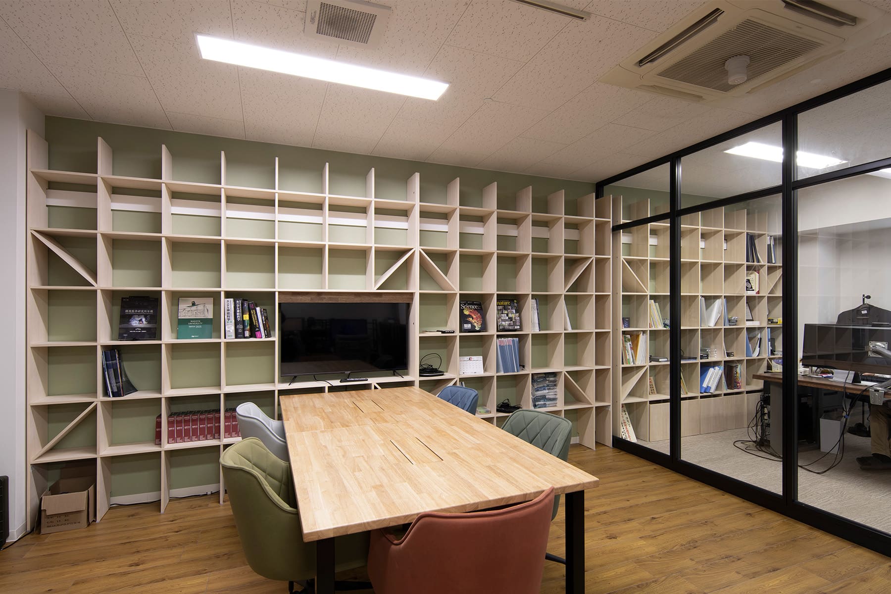 名古屋大学環境医学研究所の本棚 - Shelf 壁一面の本棚 奥行350mm - マルゲリータお客様事例