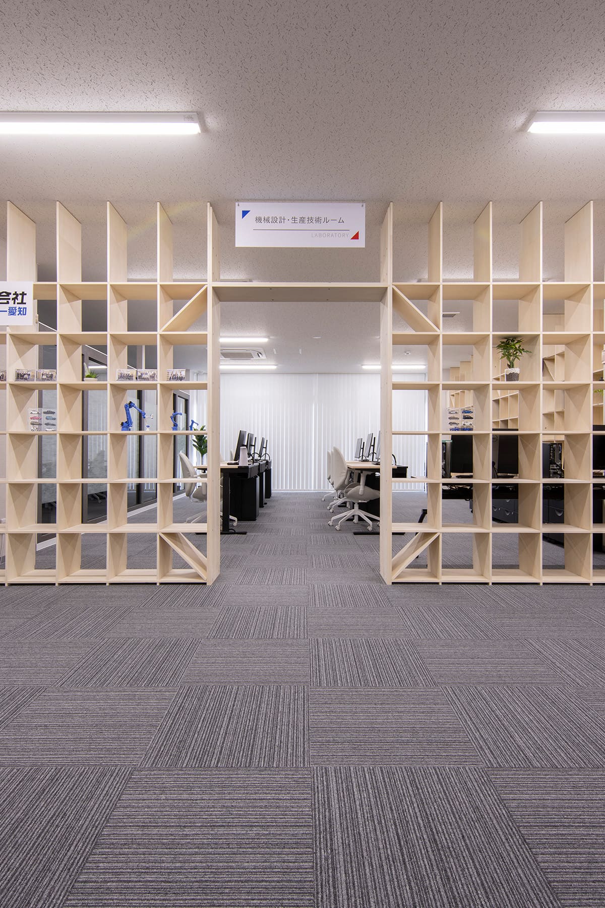 日総工産株式会社 様 - Shelf 壁一面の本棚 奥行350mm - マルゲリータお客様事例