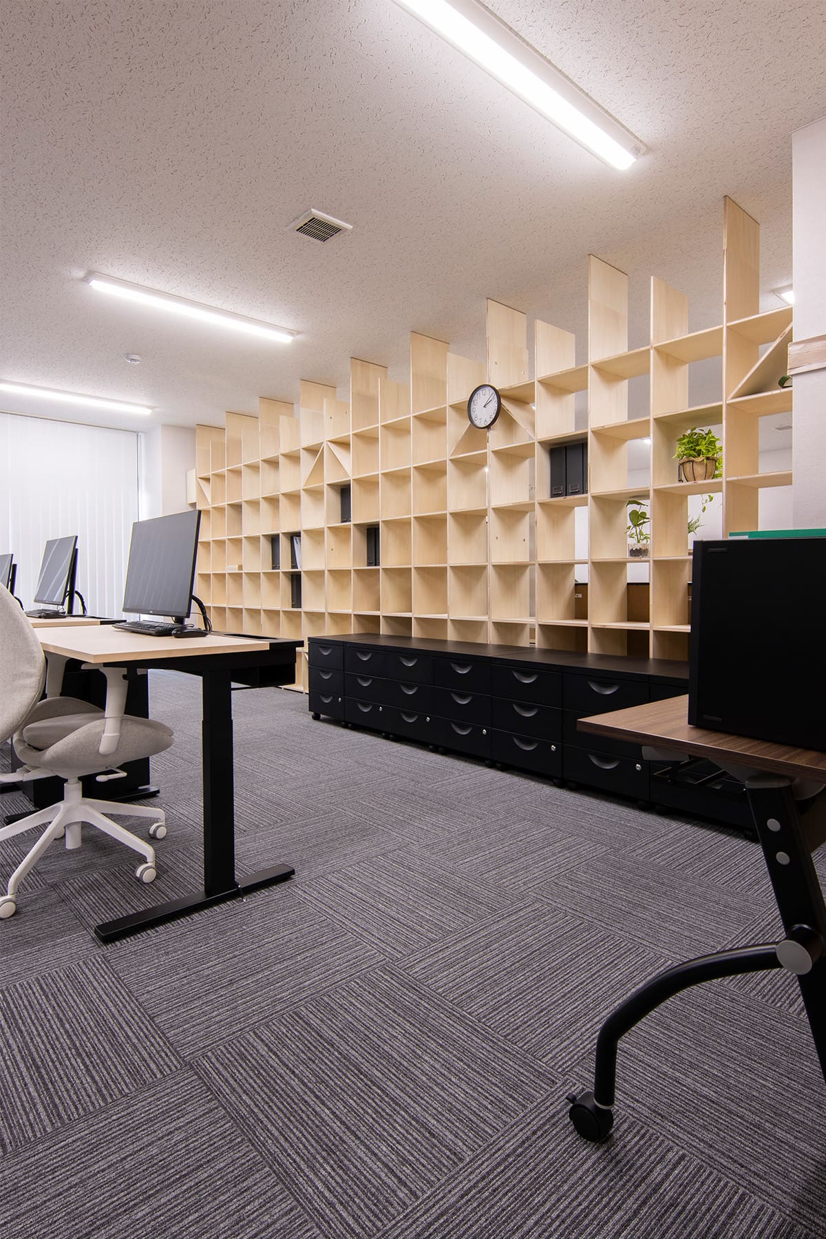 日総工産株式会社 様 - Shelf 壁一面の本棚 奥行350mm - マルゲリータお客様事例