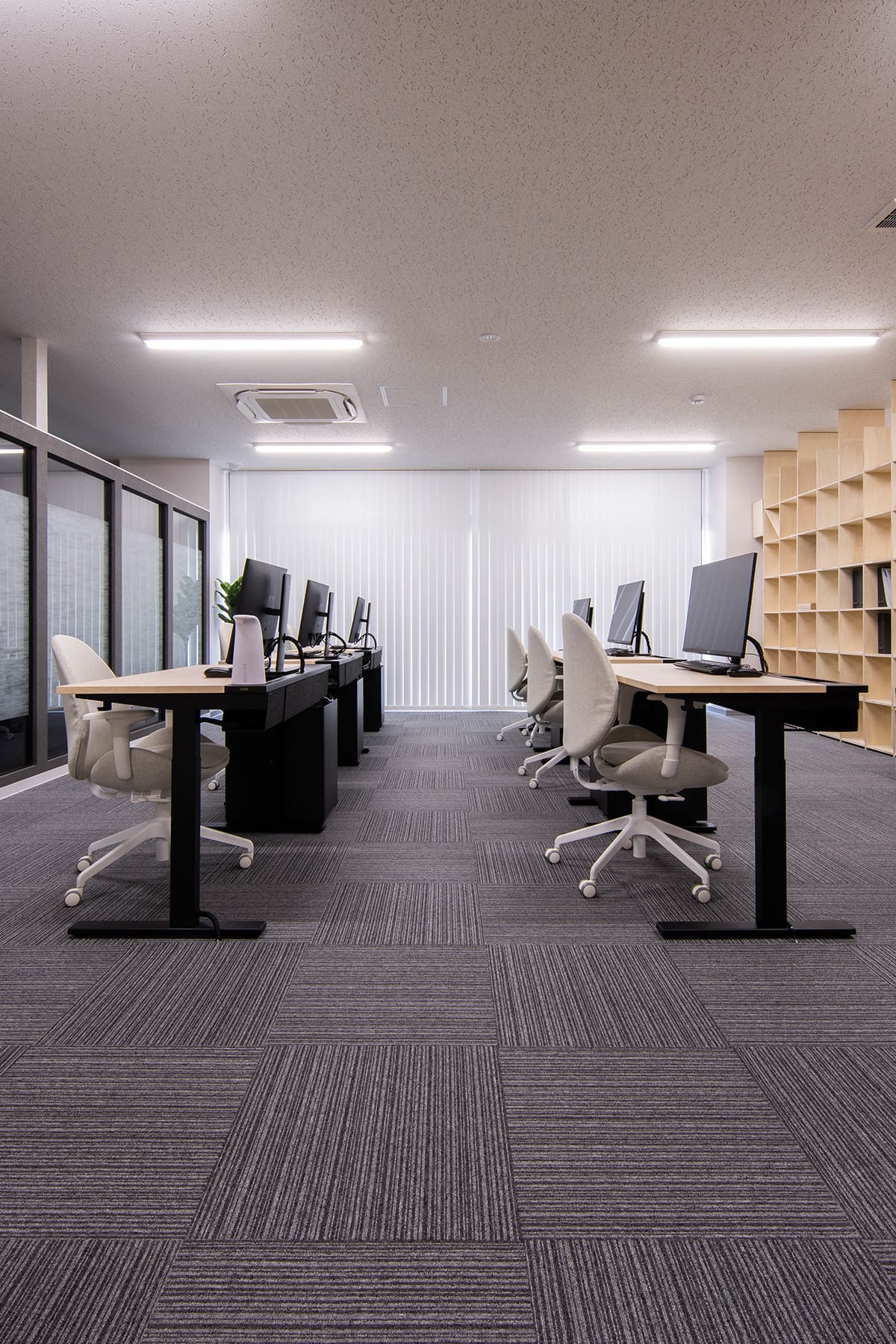日総工産株式会社 様 - Shelf 壁一面の本棚 奥行350mm - マルゲリータお客様事例