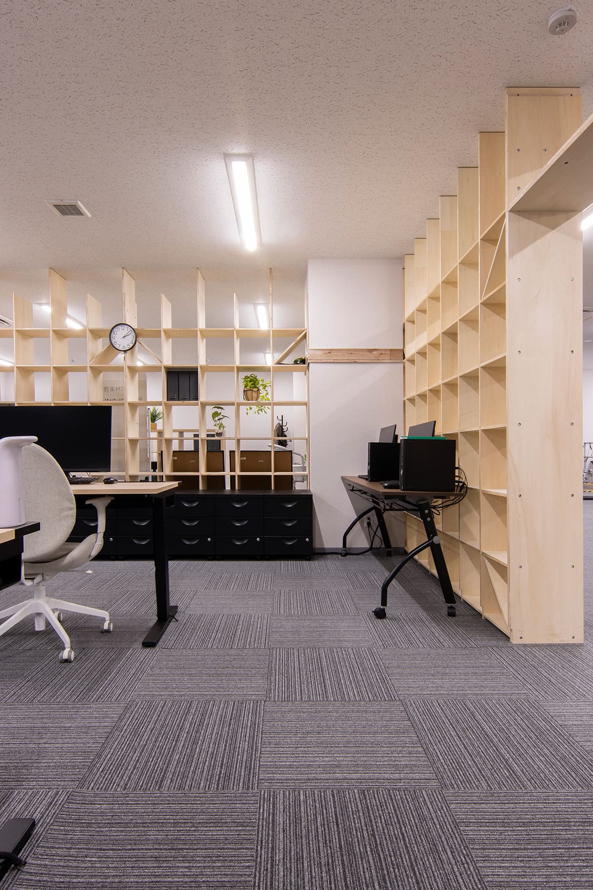 日総工産株式会社 様 - Shelf 壁一面の本棚 奥行350mm - マルゲリータお客様事例
