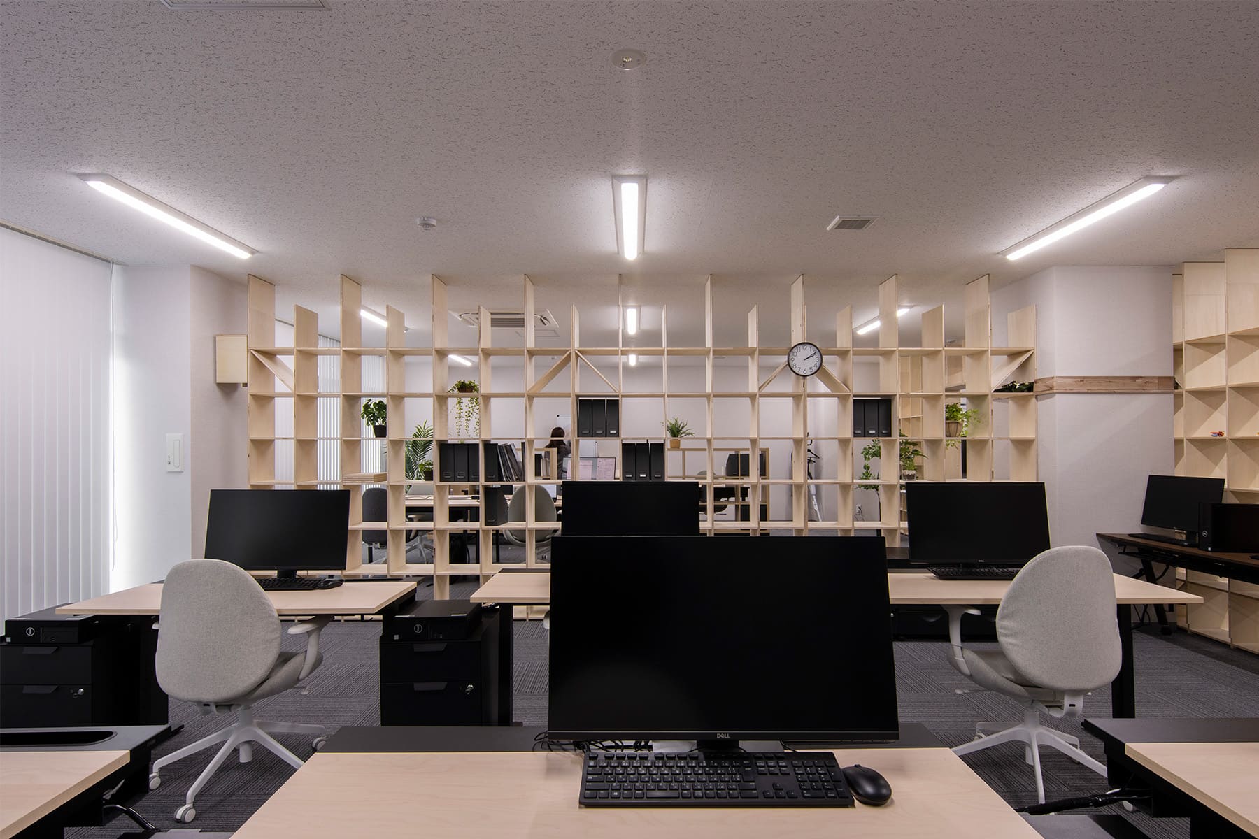 日総工産株式会社 様 - Shelf 壁一面の本棚 奥行350mm - マルゲリータお客様事例