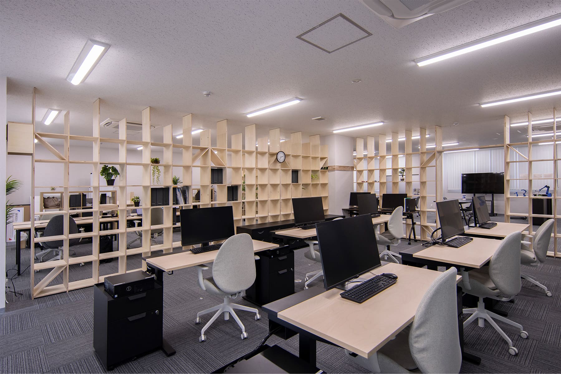 日総工産株式会社 様 - Shelf 壁一面の本棚 奥行350mm - マルゲリータお客様事例
