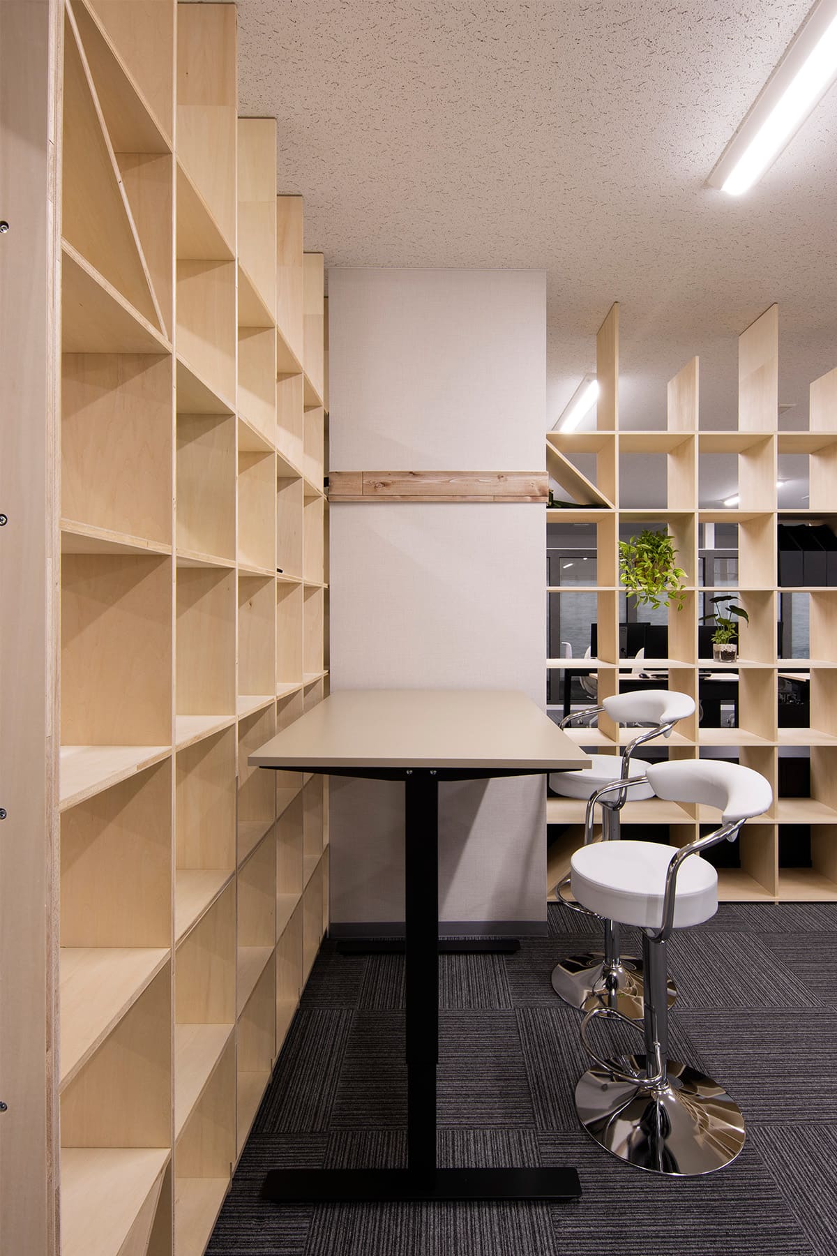 日総工産株式会社 様 - Shelf 壁一面の本棚 奥行350mm - マルゲリータお客様事例