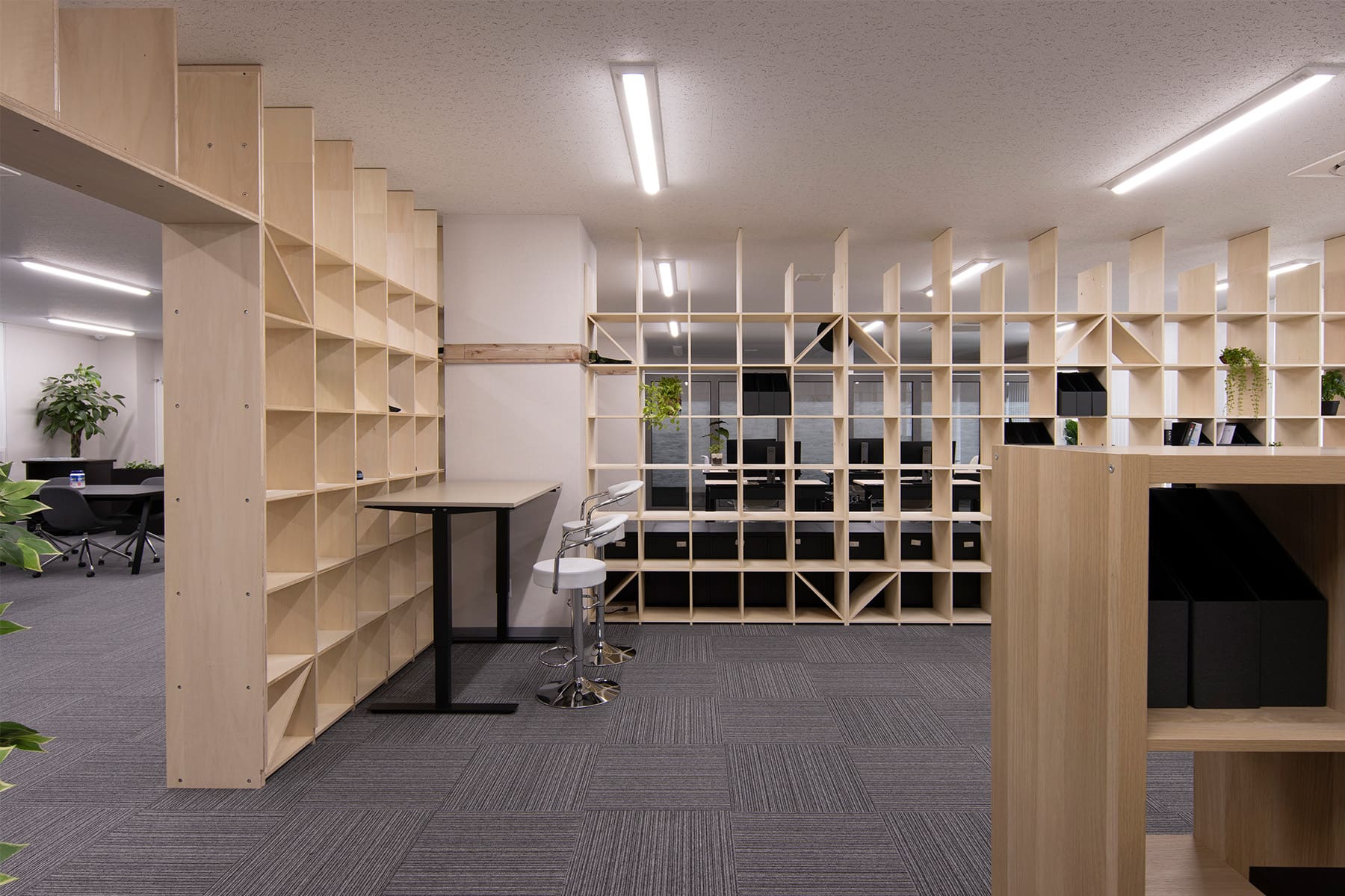 日総工産株式会社 様 - Shelf 壁一面の本棚 奥行350mm - マルゲリータお客様事例