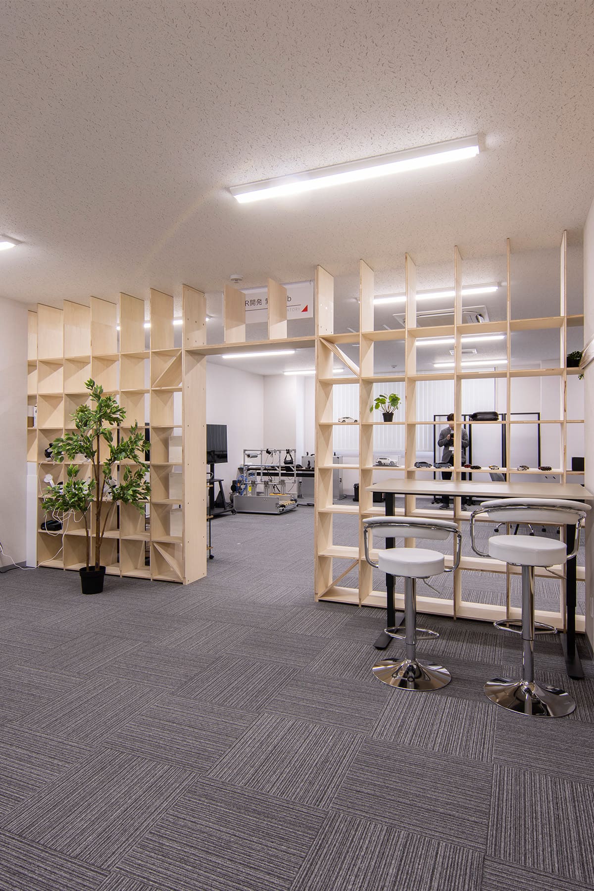日総工産株式会社 様 - Shelf 壁一面の本棚 奥行350mm - マルゲリータお客様事例