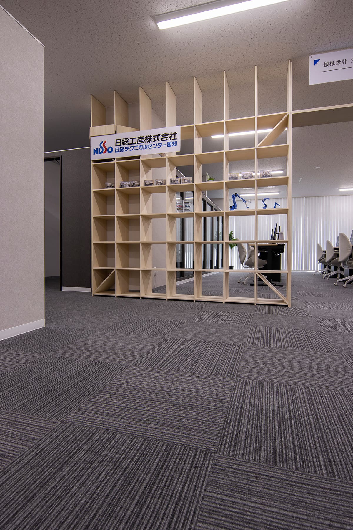 日総工産株式会社 様 - Shelf 壁一面の本棚 奥行350mm - マルゲリータお客様事例