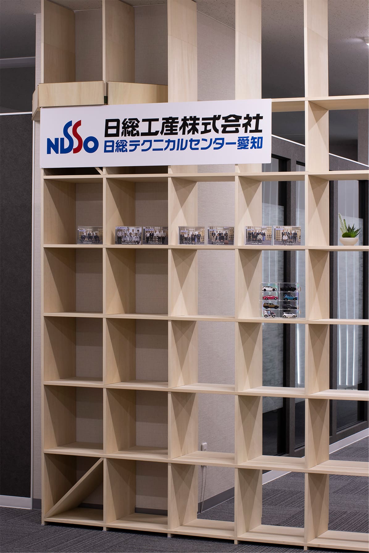 日総工産株式会社 様 - Shelf 壁一面の本棚 奥行350mm - マルゲリータお客様事例
