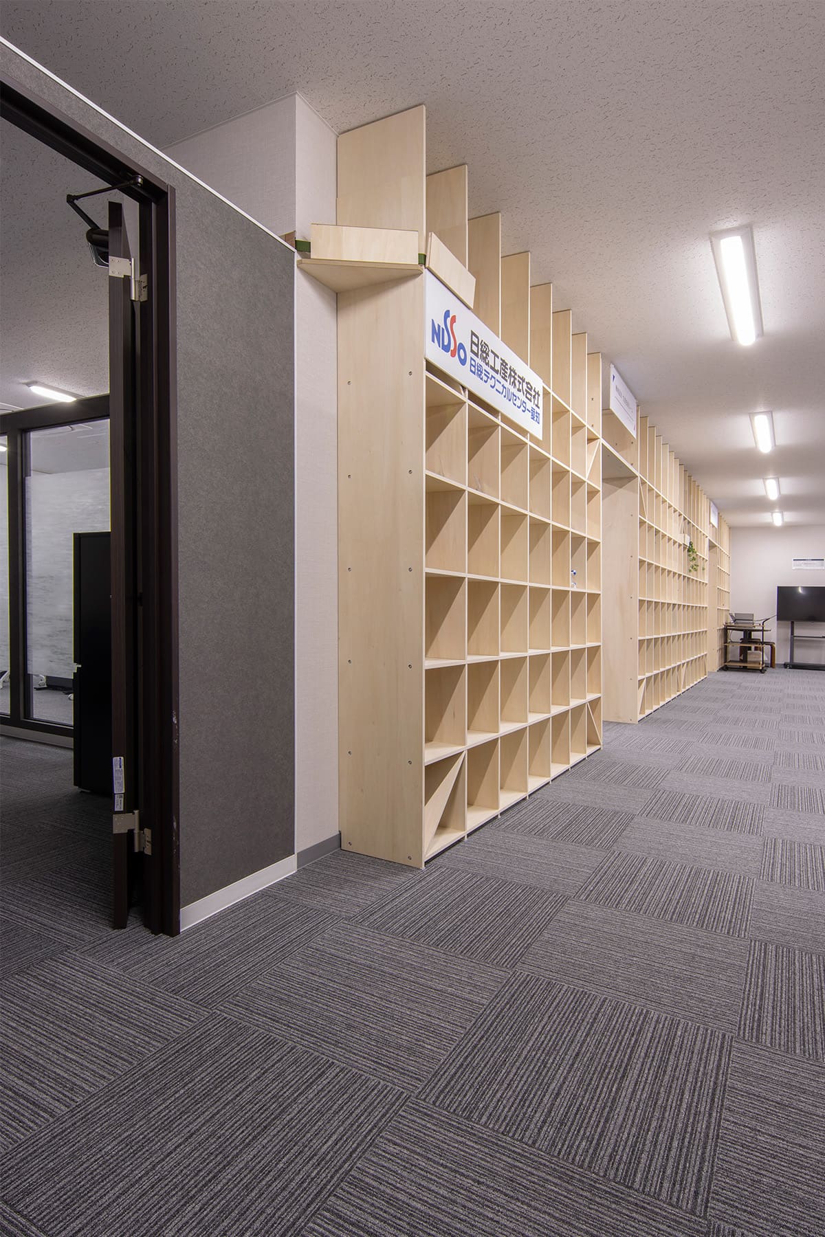 日総工産株式会社 様 - Shelf 壁一面の本棚 奥行350mm - マルゲリータお客様事例