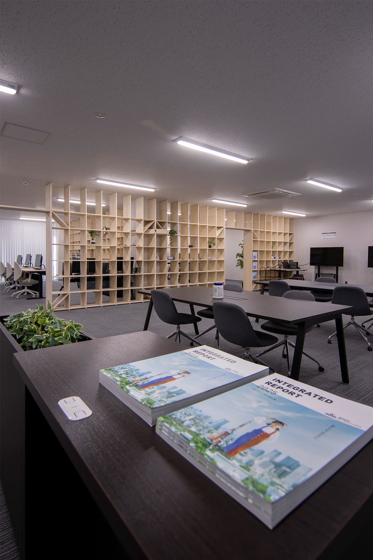 日総工産株式会社 様 - Shelf 壁一面の本棚 奥行350mm - マルゲリータお客様事例
