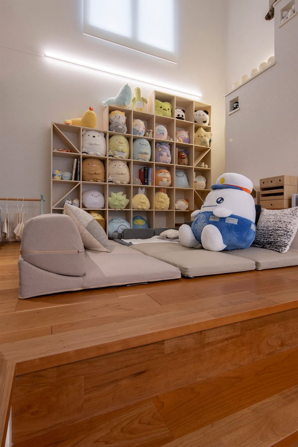 「すみっコぐらし」のコレクションをディスプレイ - Shelf 壁一面の本棚 奥行250mm - マルゲリータお客様事例