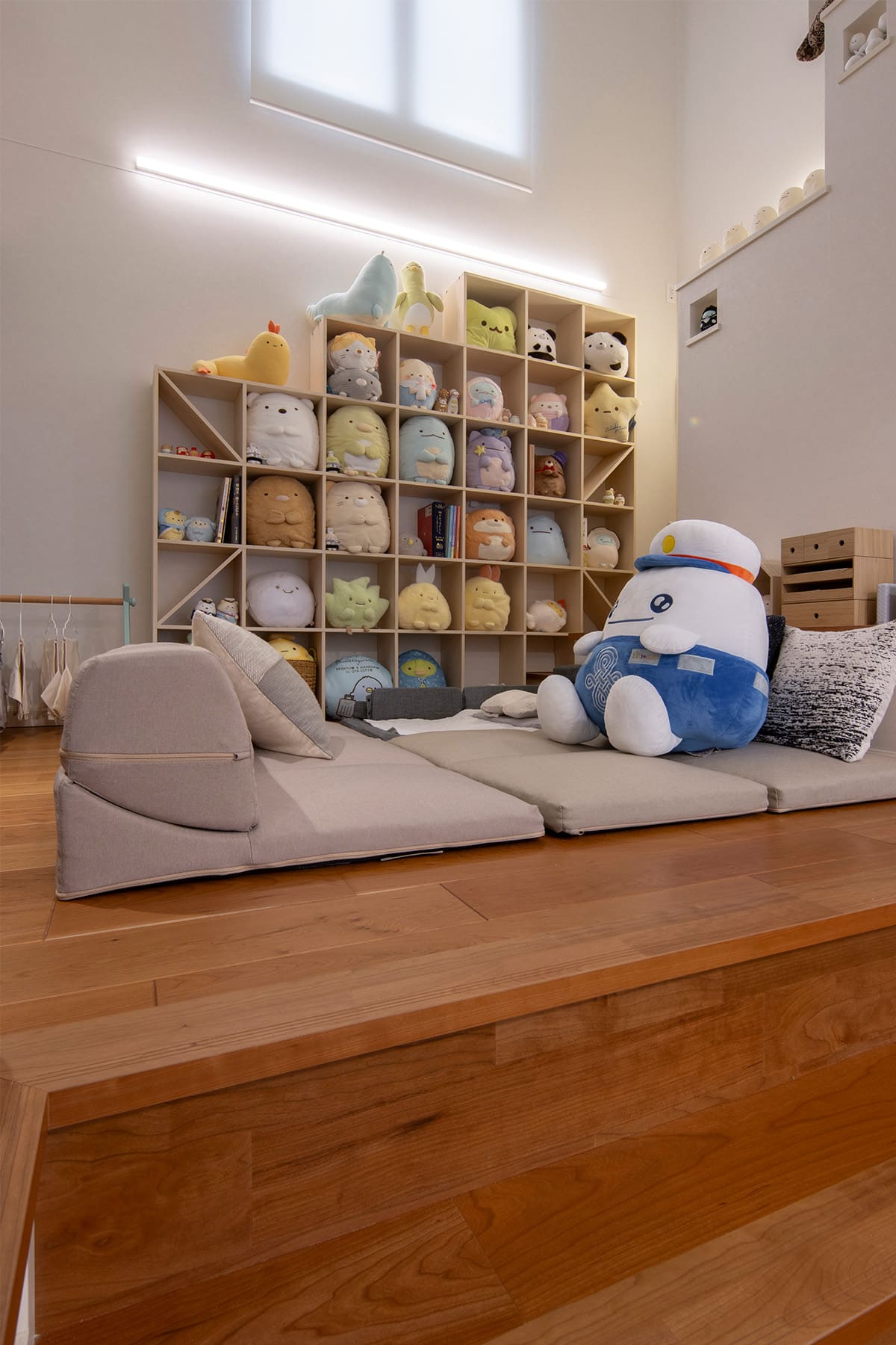 「すみっコぐらし」のコレクションをディスプレイ - Shelf 壁一面の本棚 奥行250mm - マルゲリータお客様事例