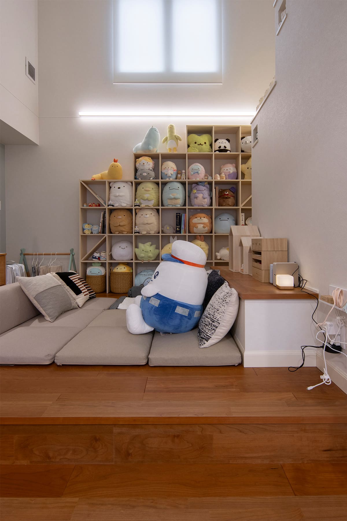 「すみっコぐらし」のコレクションをディスプレイ - Shelf 壁一面の本棚 奥行250mm - マルゲリータお客様事例