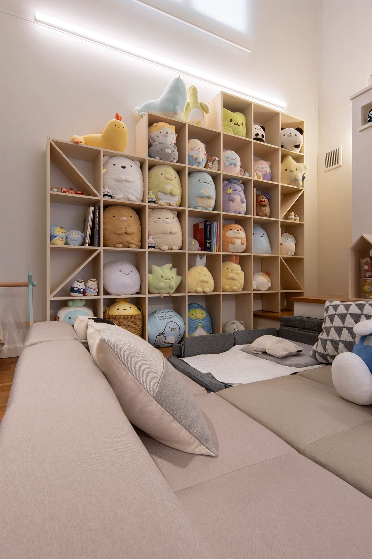「すみっコぐらし」のコレクションをディスプレイ - Shelf 壁一面の本棚 奥行250mm - マルゲリータお客様事例