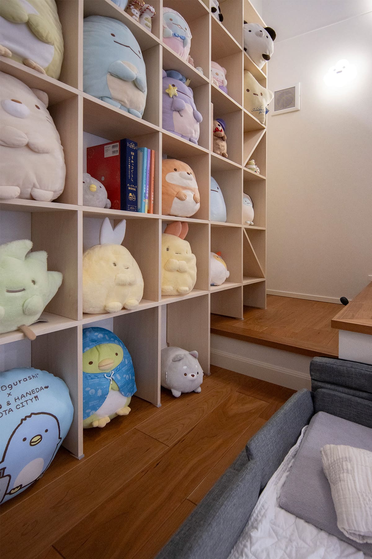 「すみっコぐらし」のコレクションをディスプレイ - Shelf 壁一面の本棚 奥行250mm - マルゲリータお客様事例