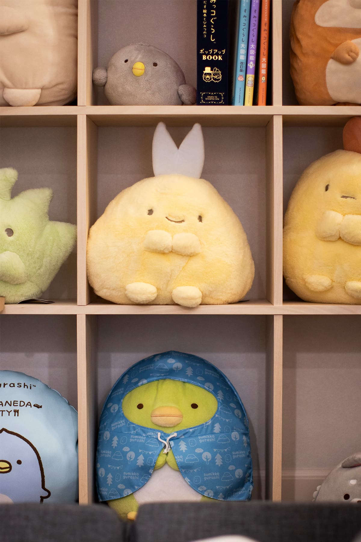 「すみっコぐらし」のコレクションをディスプレイ - Shelf 壁一面の本棚 奥行250mm - マルゲリータお客様事例
