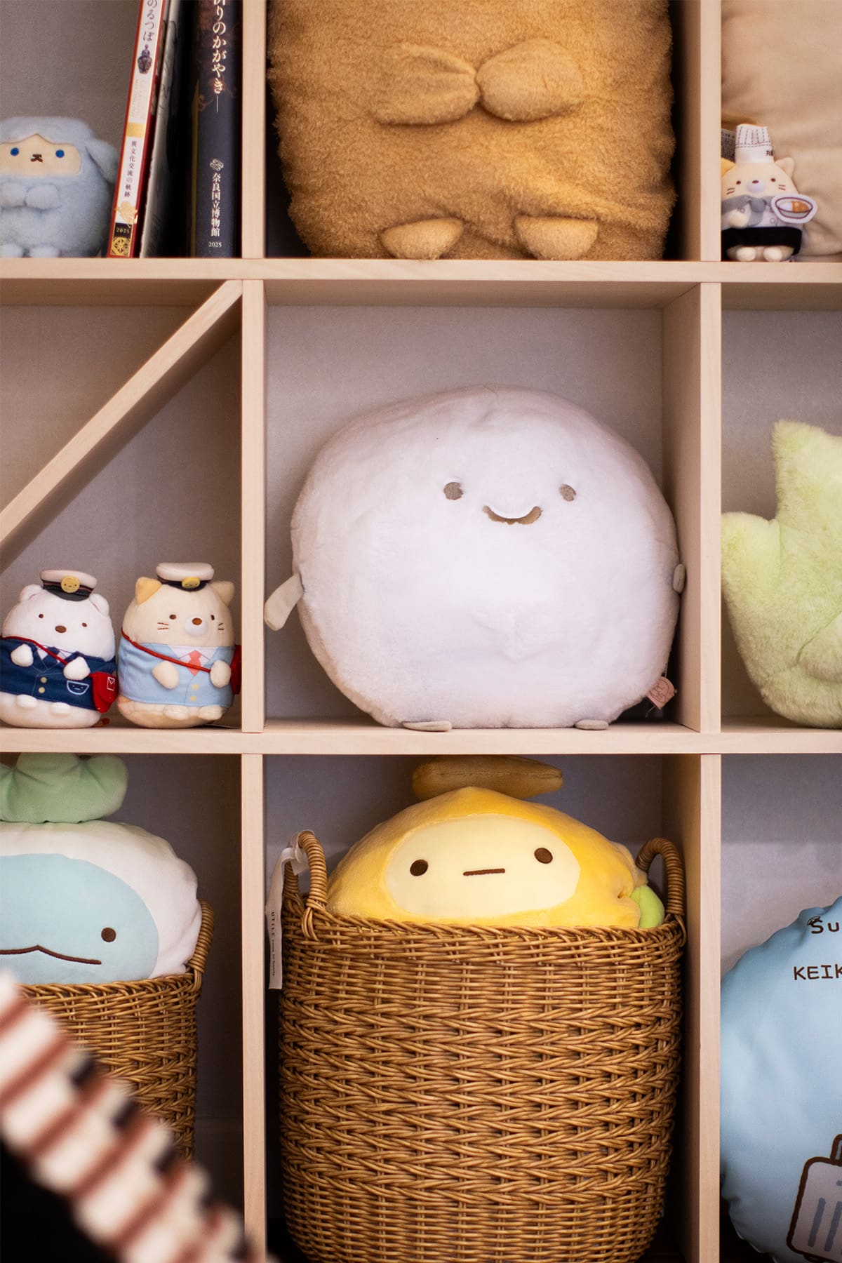 「すみっコぐらし」のコレクションをディスプレイ - Shelf 壁一面の本棚 奥行250mm - マルゲリータお客様事例