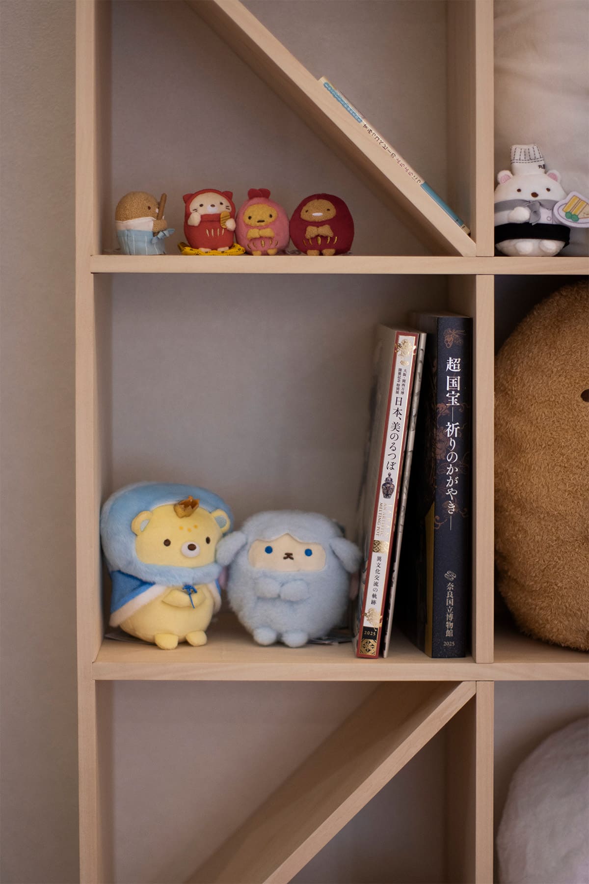 「すみっコぐらし」のコレクションをディスプレイ - Shelf 壁一面の本棚 奥行250mm - マルゲリータお客様事例
