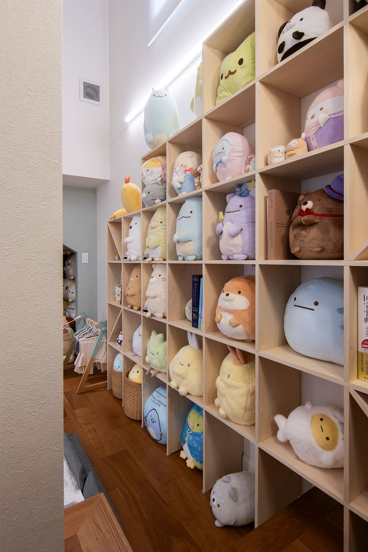 「すみっコぐらし」のコレクションをディスプレイ - Shelf 壁一面の本棚 奥行250mm - マルゲリータお客様事例