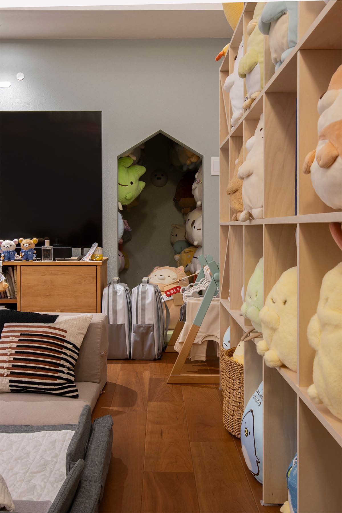 「すみっコぐらし」のコレクションをディスプレイ - Shelf 壁一面の本棚 奥行250mm - マルゲリータお客様事例