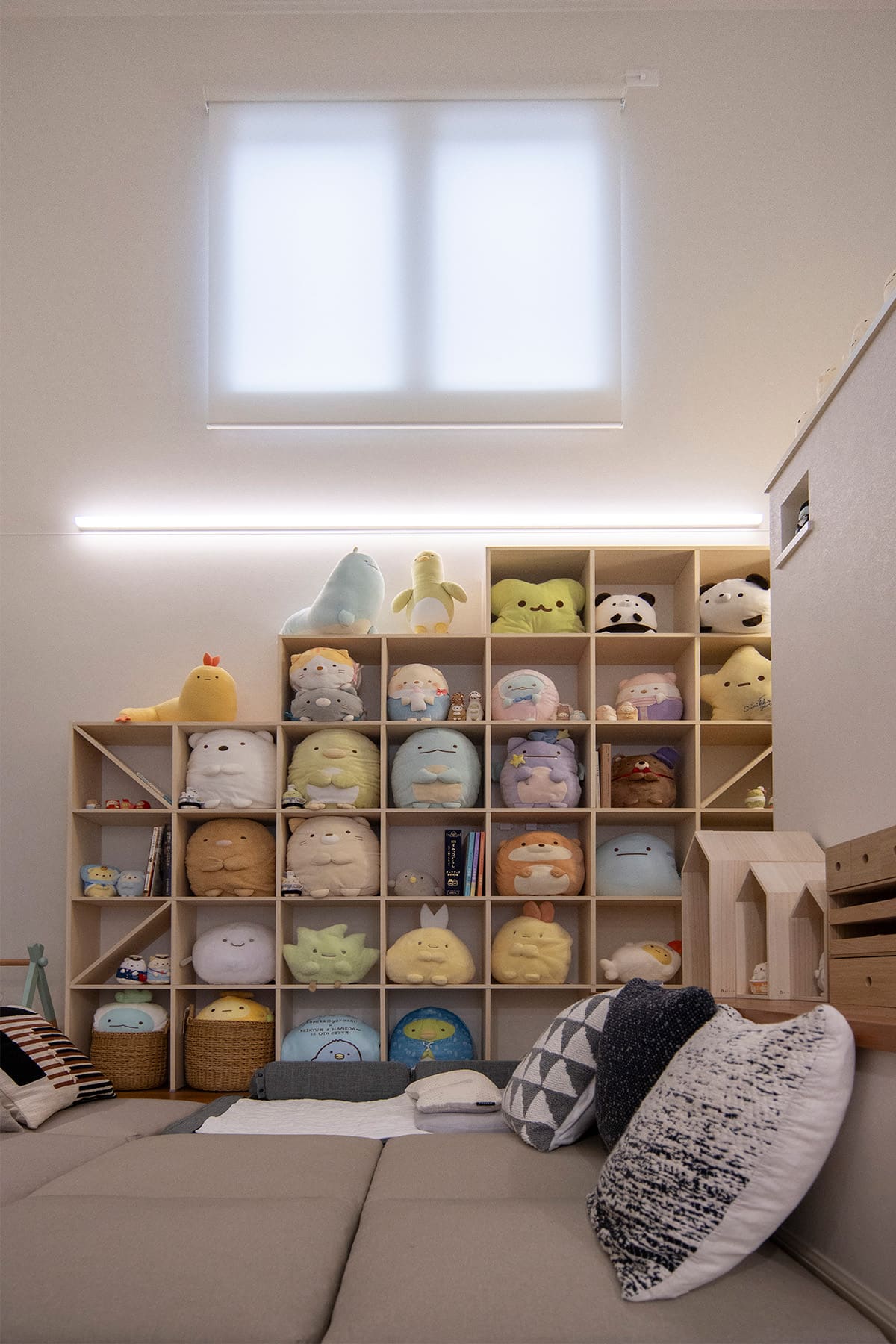 「すみっコぐらし」のコレクションをディスプレイ - Shelf 壁一面の本棚 奥行250mm - マルゲリータお客様事例