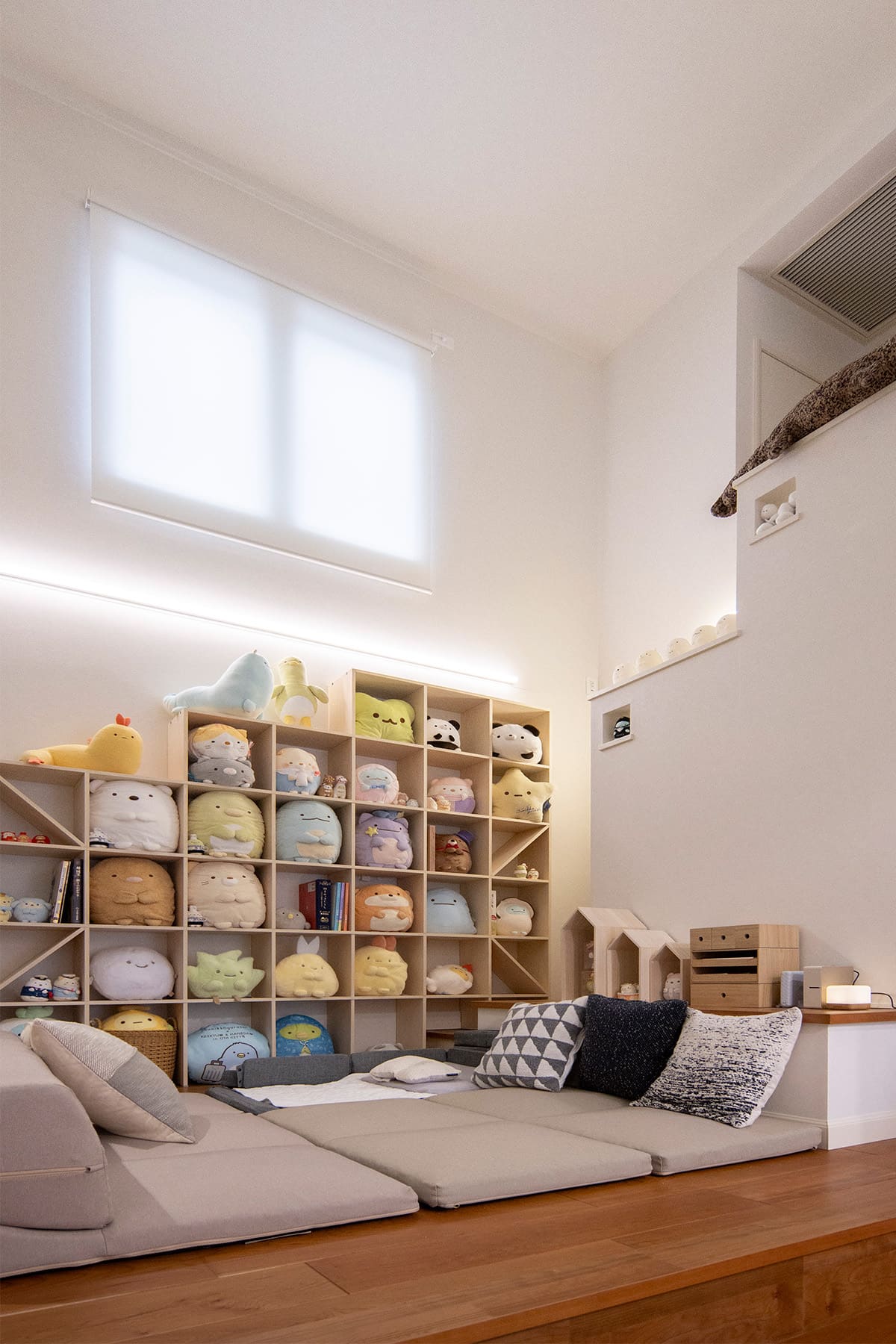 「すみっコぐらし」のコレクションをディスプレイ - Shelf 壁一面の本棚 奥行250mm - マルゲリータお客様事例