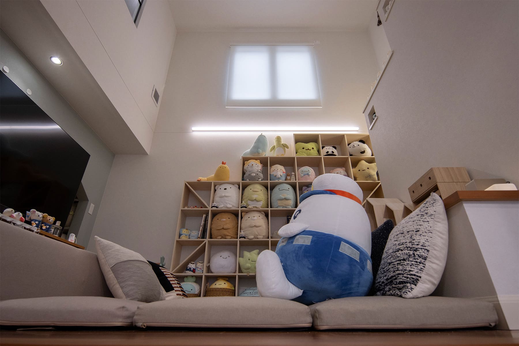「すみっコぐらし」のコレクションをディスプレイ - Shelf 壁一面の本棚 奥行250mm - マルゲリータお客様事例