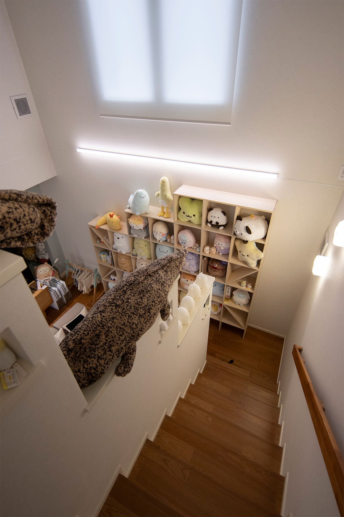 「すみっコぐらし」のコレクションをディスプレイ - Shelf 壁一面の本棚 奥行250mm - マルゲリータお客様事例