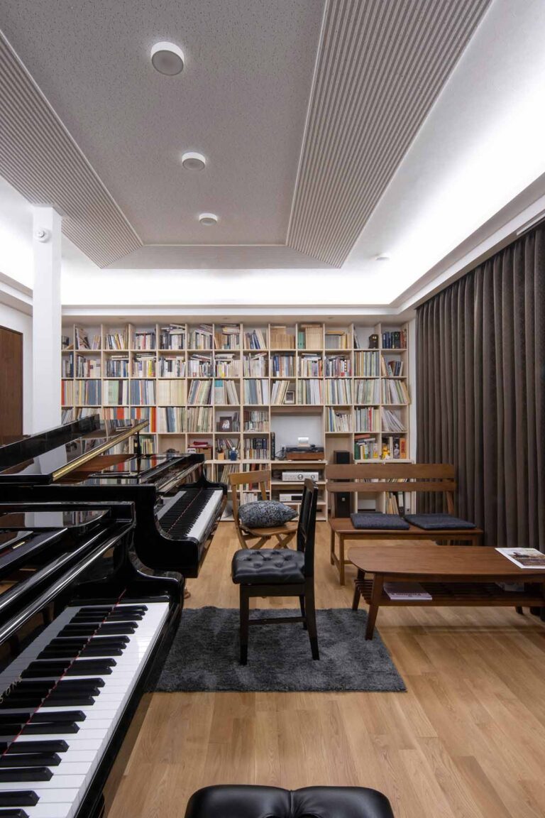 ピアニストの音楽室に | 壁一面の本棚 奥行250mm / Shelf (No.93) | マルゲリータ使用例 シンプル おしゃれ 楽譜棚 インテリア レイアウト
