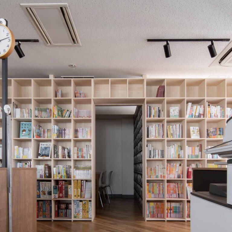 編集プロダクションのオフィスに | 壁一面の本棚 奥行350mm / Shelf (No.138) | マルゲリータ使用例 シンプル おしゃれ 木製 オフィス家具