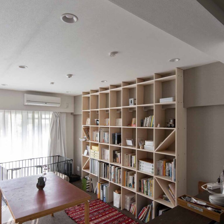 5cmフィラー板による転倒防止 | 壁一面の本棚 奥行250mm / Shelf (No.95) | マルゲリータお客様の使用例 シンプル おしゃれ リビング 収納家具 インテリア