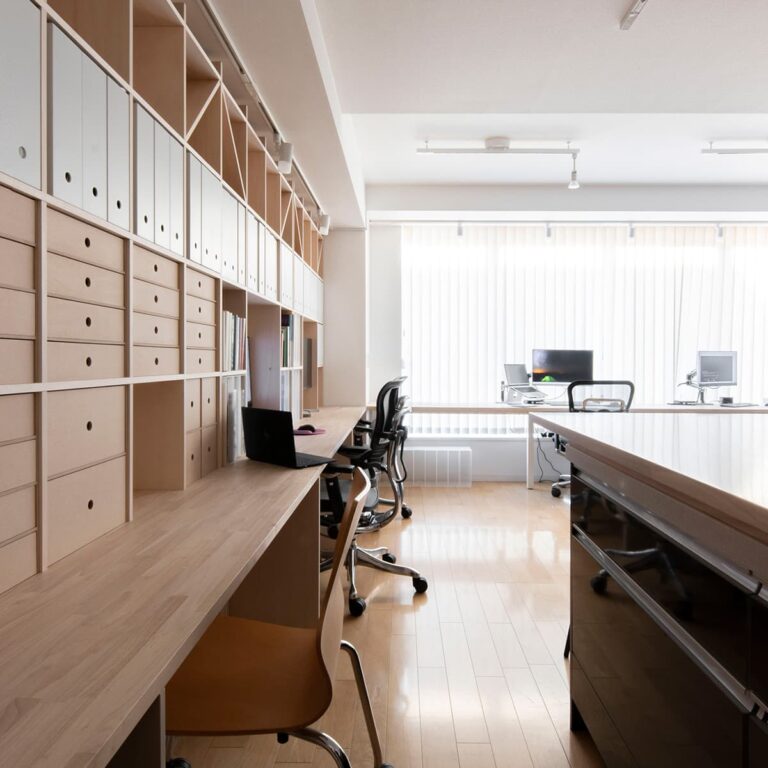 [No.578] スタイリッシュなレイアウトのオフィス空間 | カウンター付き本棚 / Shelf | マルゲリータお客様の使用例 シンプル おしゃれ 木製 オフィス家具