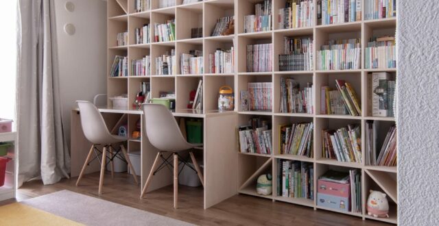 家族で共有されながら綺麗に収まる カウンター付き本棚 Shelf マルゲリータ使用事例