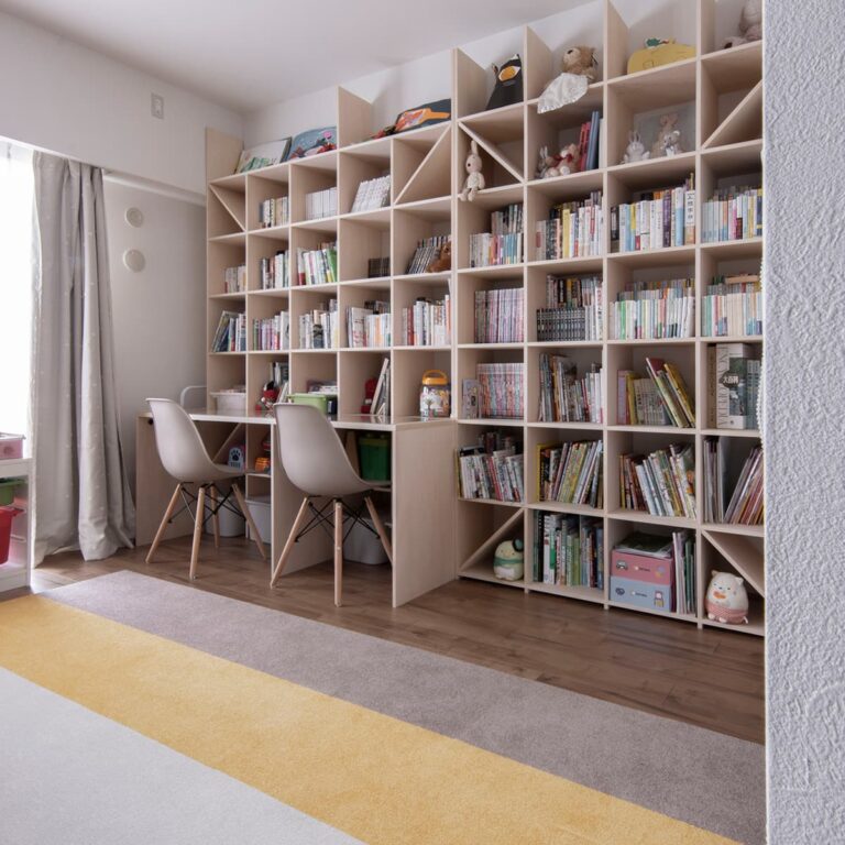 家族で共有されながら綺麗に収まる カウンター付き本棚 Shelf マルゲリータ使用事例