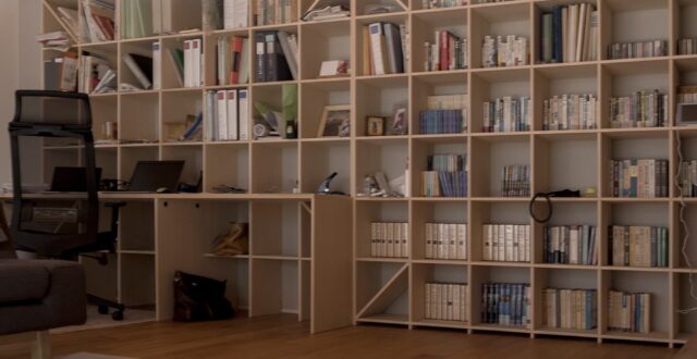 私設図書館2階にあるオーナー住居兼書斎 – Shelf 壁一面の本棚 – マルゲリータ使用事例