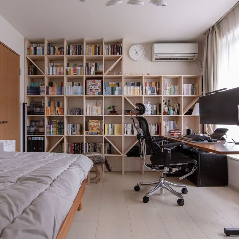 書斎を兼ねた寝室の壁面収納 – Shelf 壁一面のA5判本棚 奥行180 – マルゲリータ使用事例