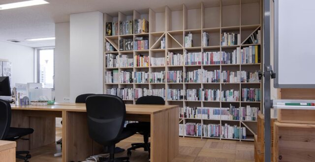 株式会社テンクー様のオフィス – Shelf 壁一面の本棚 奥行350mm – マルゲリータ使用事例