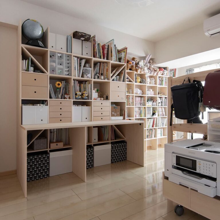 可動間仕切りで隣接する部屋に – Shelf 壁一面の本棚 奥行350mm – マルゲリータ使用事例
