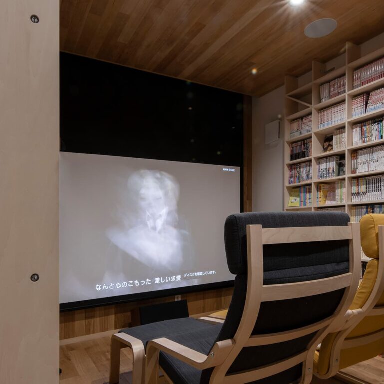 映画館の様なホームシアター – Shelf 壁一面の本棚 奥行180mm – マルゲリータ使用事例