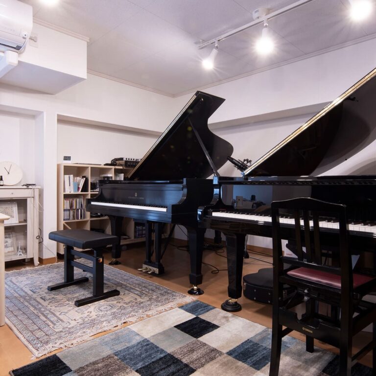 ピアニスト石川武蔵さんの練習室 - Shelf 壁一面の本棚 - マルゲリータお客様事例