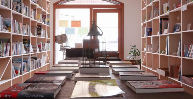 【File 896】書店・Qカルbooksさん - Shelf 壁一面の本棚 奥行250mm - マルゲリータお客様事例