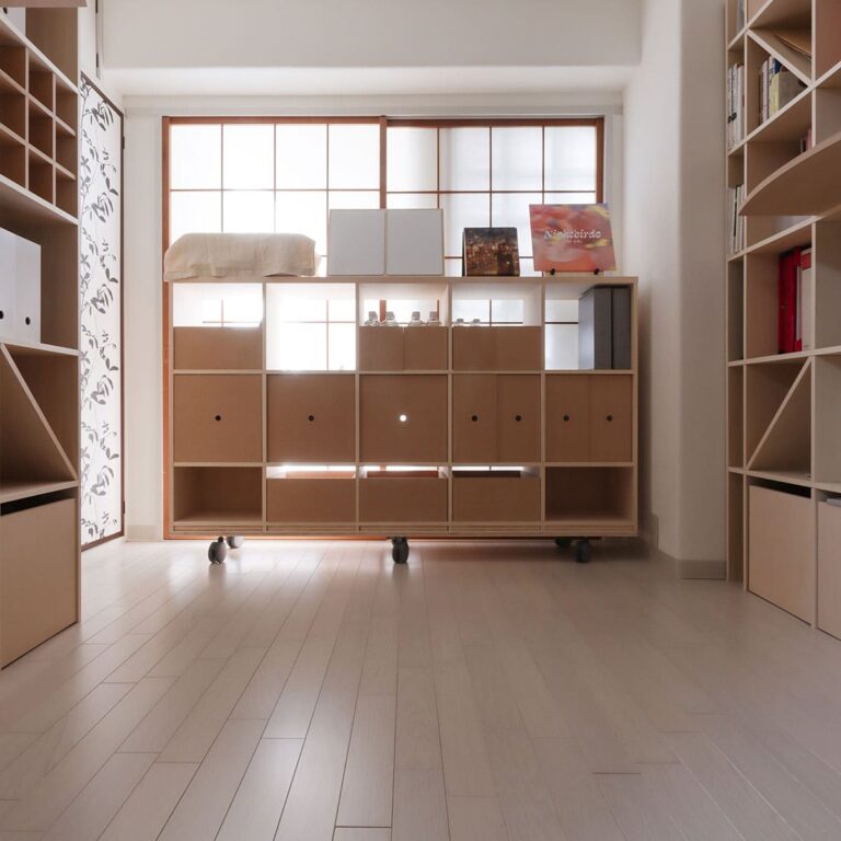 【File 932】- Shelf 壁一面の本棚 奥行350mm / ロータイプ本棚 移動式 - マルゲリータお客様事例