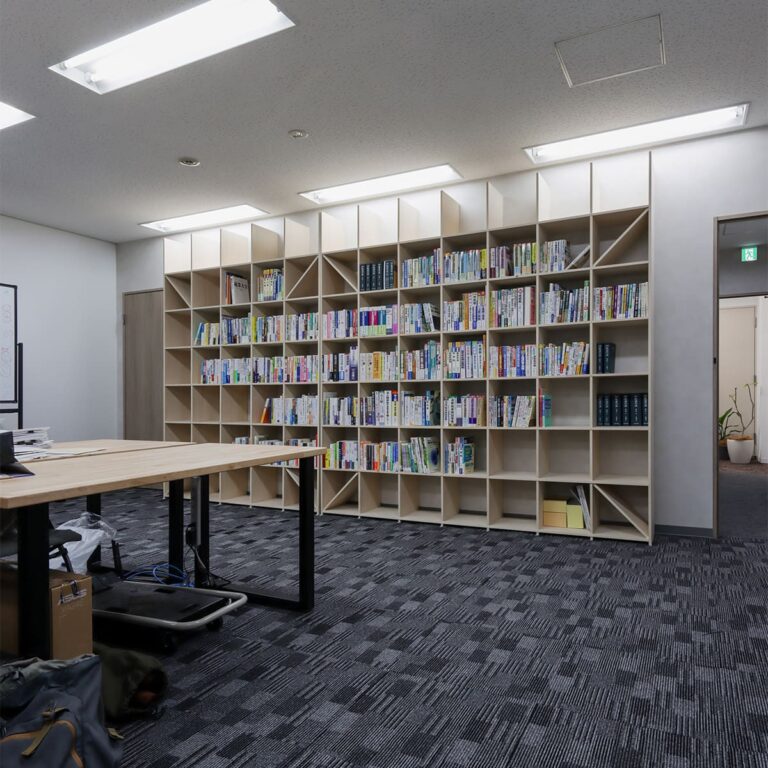 オフィスの収納棚 - Shelf 壁一面の本棚 奥行350mm - マルゲリータお客様事例