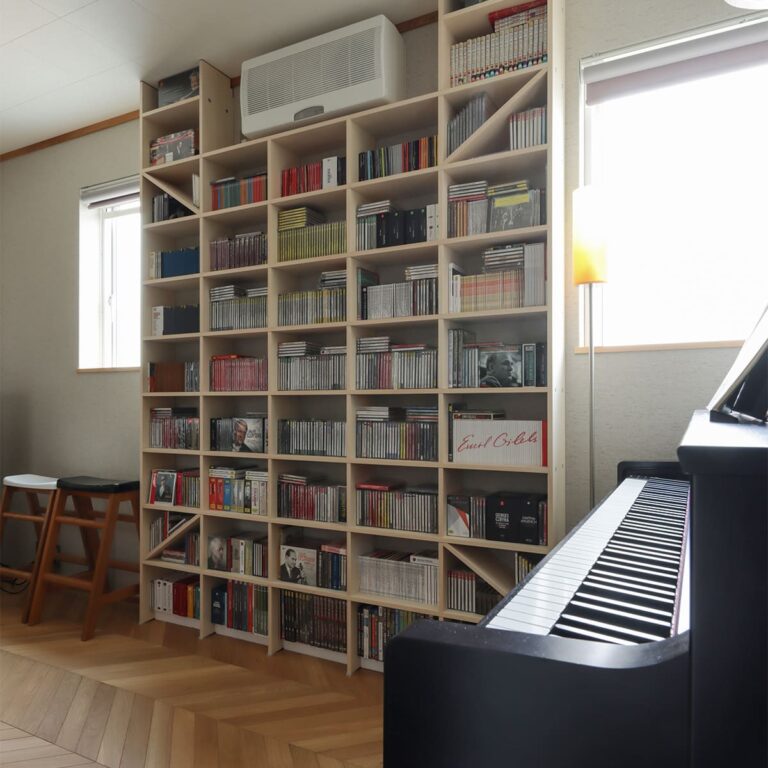 音楽室のCD棚 - Shelf 壁一面のコミック本棚 - マルゲリータお客様事例