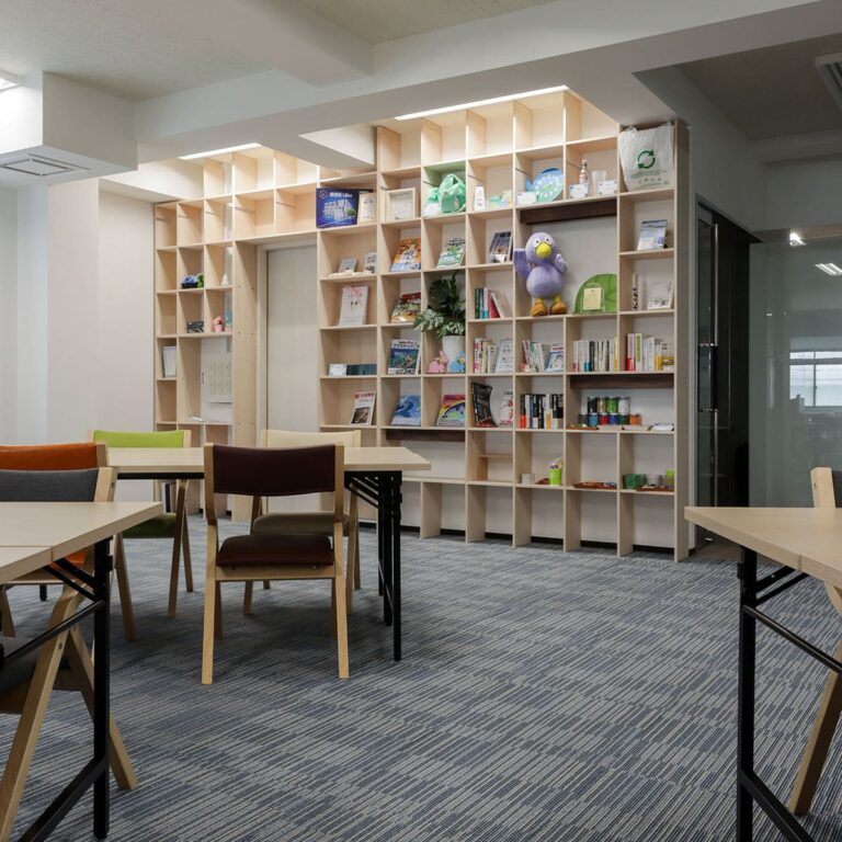 日本シーム株式会社・多目的ホール - Shelf 壁一面の本棚 奥行250mm - マルゲリータお客様の声