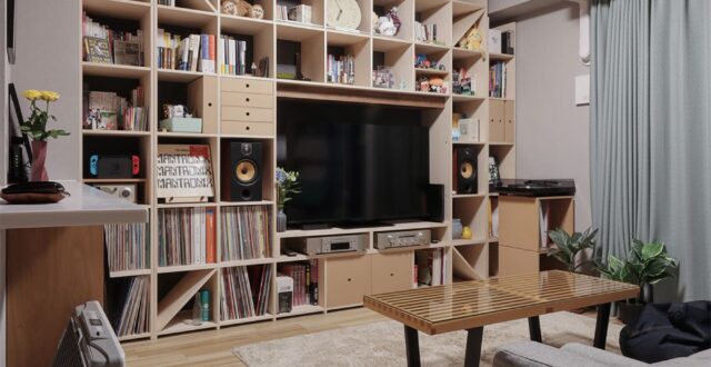 リビングのテレビボード - Shelf 壁一面の本棚 奥行350mm・スリム本棚 - マルゲリータお客様事例